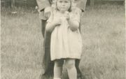 Huizinga en zijn dochter Laura in de tuin in De Steeg, zomer 1944. beeld Huizinga-archief