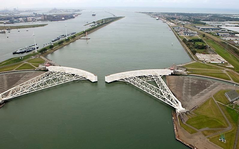 Het is nog niet zeker of de Maeslantkering bij Hoek van Holland sluit. beeld ANP