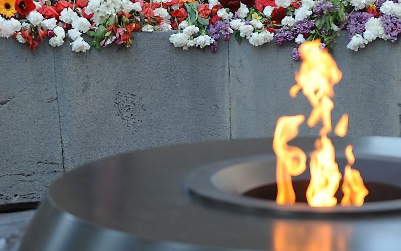 Een kind legt bloemen bij het genocide-monument in de Armeense hoofdstad Jerevan, beeld AFP.