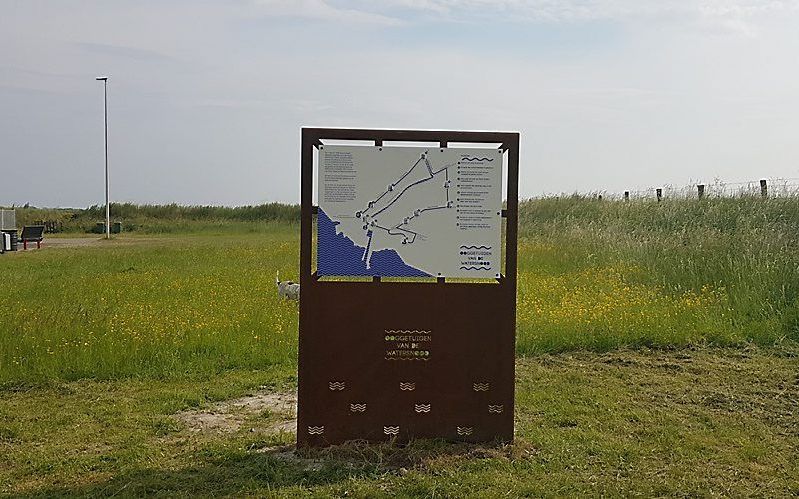 Twaalf borden in Battenoord herinneren aan de watersnood die het dorpje op Flakkee in 1953 trof. beeld W. van der Ham