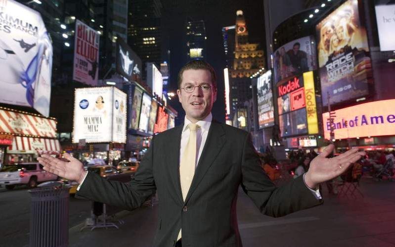 Binnen enkele weken na zijn aantreden als minister van Economische Zaken begin 2009 verbaasde Guttenberg Duitse journalisten tijdens een bezoek aan New York. Met het zichtbare genoegen waarmee hij zich op Times Square liet fotograferen, bewees hij zijn on