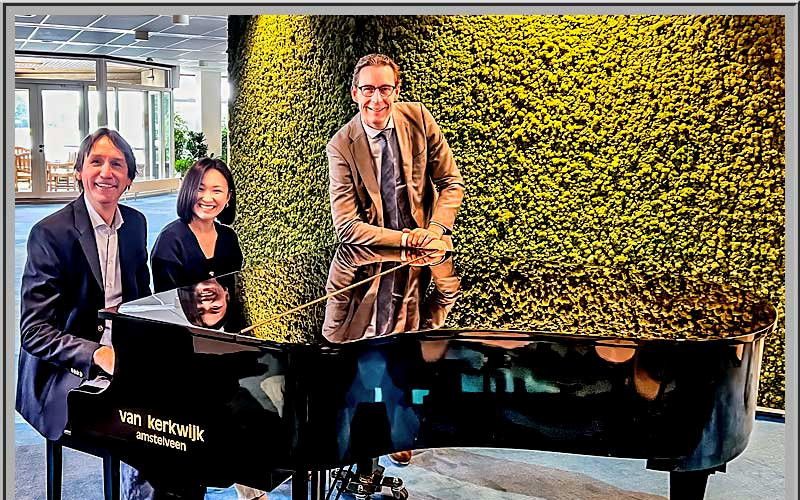 Herbert Raat, wethouder Kunst en Cultuur, met concertpianiste Li Xie en rechts Tjapko Poppens, burgemeester van Amstelveen. Beeld Gemeente Amstelveen.