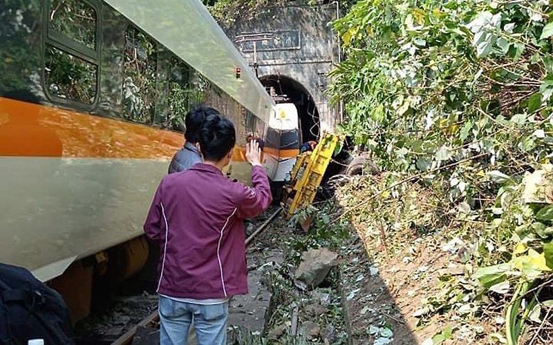 De trein liep van de rails bij een tunnel in de buurt van kuststad Hualien. beeld EPA