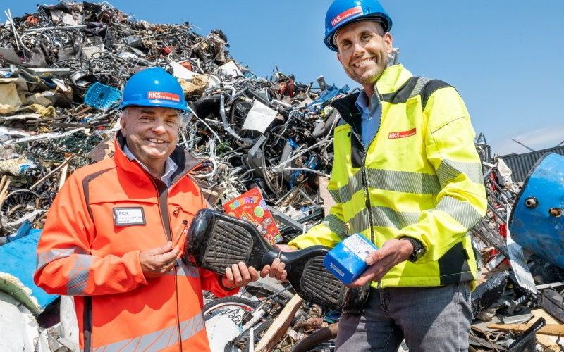 In de campagne ”Doe maar apart” roepen zeven organisaties burgers en bedrijven op elektrische apparaten, batterijen en accu’s apart in te leveren. Steven van Eijck (voorzitter van Stichting OPEN) en Martijn Agterhuis (vestigingsmanager HKS) halen een e-sigaret, hoverboard en verjaardagskaart met muziek uit het puin. beeld Dijkstra Fotografie, Cor Salverius