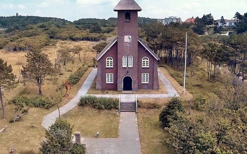 Het Vredeskerkje in Bergen aan Zee. beeld kerkinbergen.nl