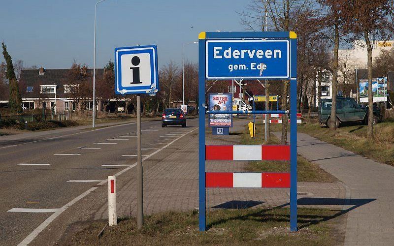 De ondertekening donderdag van de aanneemovereenkomst betekent de start van twee nieuwe schoolgebouwen en een gymzaal aan de Schoolstraat in Ederveen. beeld RD