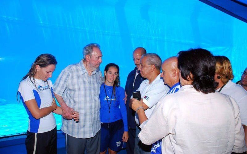 Castro (2de l.) bij het Nationaal Aquarium. Foto EPA