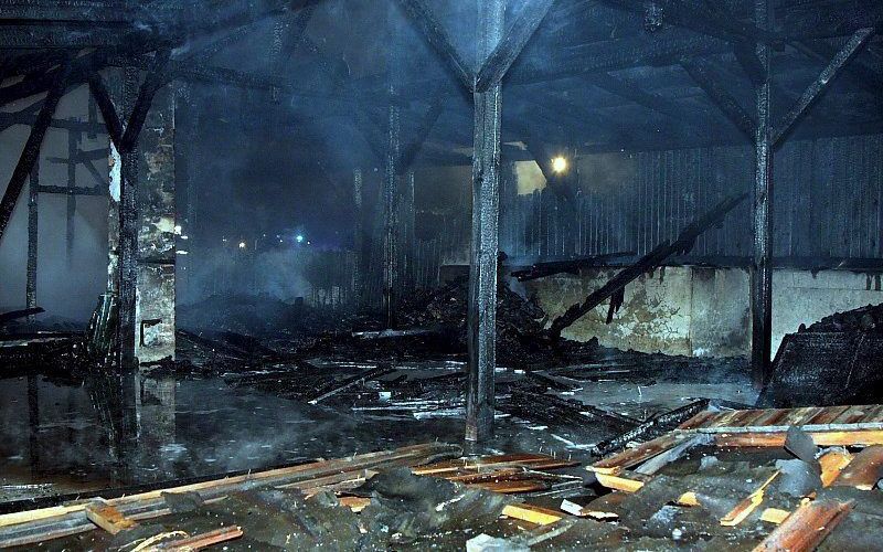 Brand in concentratiekamp Majdanek heeft een houten barak compleet verwoest. Foto EPA