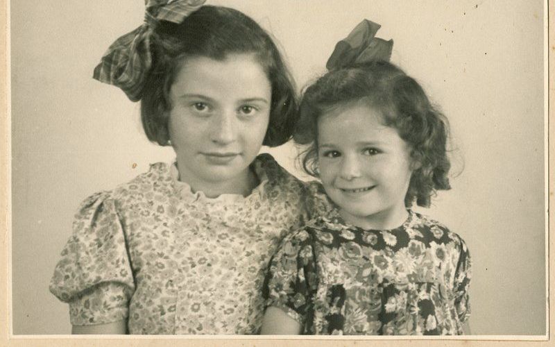 Liesbeth en Elly Frank, Lienden, 1941. Deze foto,  genomen vlak voordat de familie Frank onderdook, is een van de zeer weinige afbeeldingen die er van Elly bestaan. Foto privécollectie L. Ikink-Dasberg