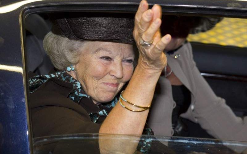 Koningin Beatrix woont zaterdagmiddag 7 november in de Raw Aron Schuster Synagoge de ceremoniële dienst bij ter gelegenheid van het 375-jarig bestaan van de Joodse Gemeente Amsterdam. Foto ANP