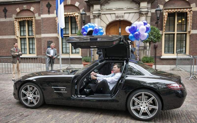 Demissionair premier Balkenende verschijnt woensdag in een Mercedes-sportwagen op het Binnenhof. Balkenende neemt afscheid van de medewerkers van het ministerie van Algemene Zaken. Foto ANP