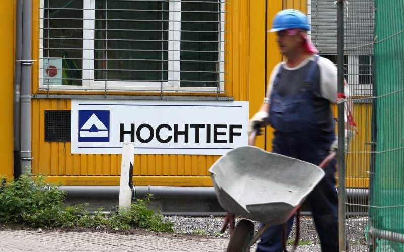 Bouwvakker aan het werk voor het Duitse bouwconcern Hochtief. Foto EPA