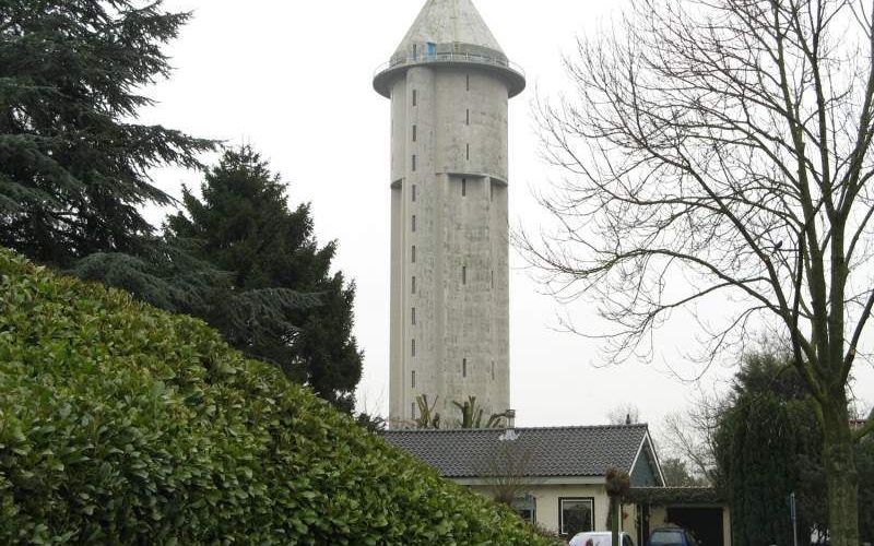 De watertoren van het Zuid-Hollandse dorp Meerkerk staat tot vrijdag te koop. De interesse voor het 60 meter hoge gevaarte uit 1935, een rijksmonument, is groot. Foto André Bijl