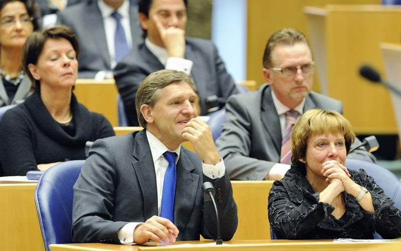 DEN HAAG - CDA-fractieleider Sybrand van Haersma Buma (L) en CDA-Kamerlid Ank Bijleveld (R) dinsdag in de Tweede Kamer tijdens de presentatie van de regeringsverklaring door premier Mark Rutte. Foto ANP