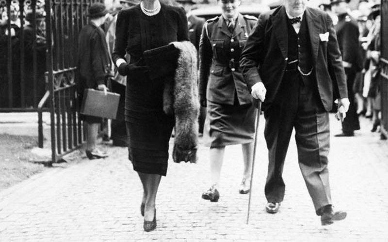 Premier Winston Churchill arriveert, vergezeld door vrouw en dochter, bij Westminster Abbey in Londen. In het oorlogsjaar 1942 werd daar een State Prayer gehouden, waarbij de regering om Gods bijstand vroeg bij het winnen van de oorlog met Duitsland. Foto