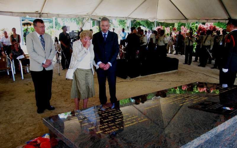 De weduwe van een van de militairen bij het monument. Foto Armand Snijders