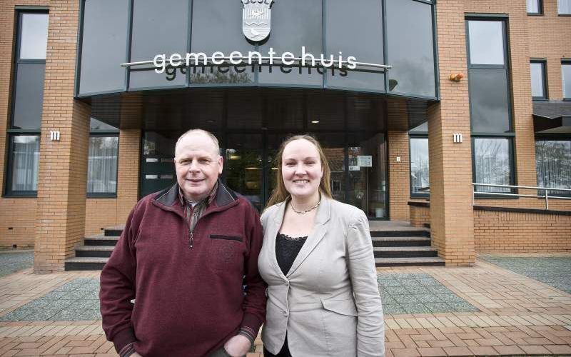 Hendrik en Trineke Palm voor het gemeentehuis van De Ronde Venen in Mijdrecht. Foto RD, Henk Visscher.