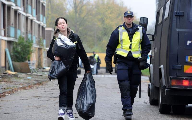 Bij de ontruiming van de derde Amsterdamse kraaklocatie, het Zuidblok in Slotervaart, worden krakers door agenten verwijderd. Foto ANP