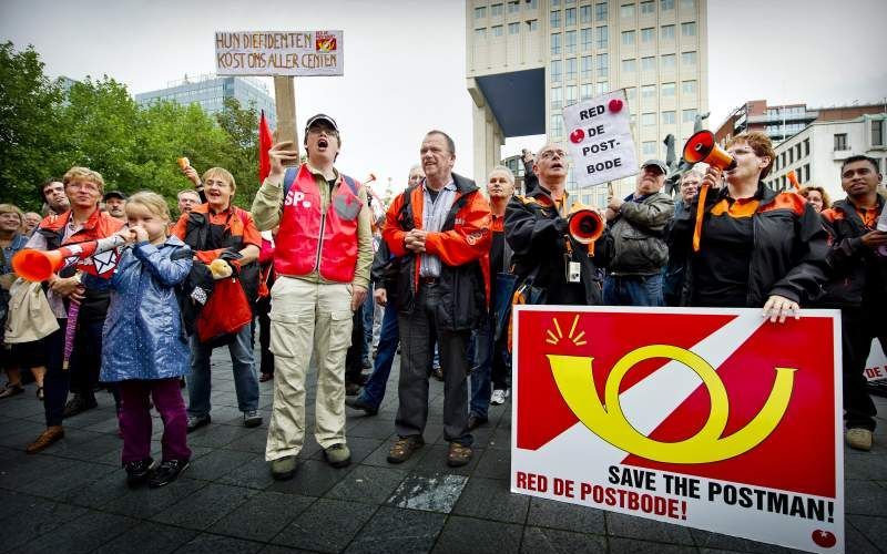 Postbodes in Rotterdam staakten eerder dit jaar tegen de massa-ontslagen. Foto ANP