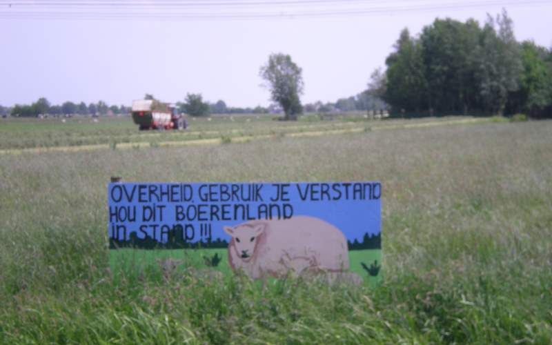 Het omvormen van landbouwgronden tot natuurgebieden binnen de Ecologische Hoofdstructuur (EHS) kan steevast op protesten rekenen, zoals hier in de Krimpenerwaard. Nu er een miljoenentekort is voor de aanleg van nieuwe natuur in de polder vragen agrariërs 