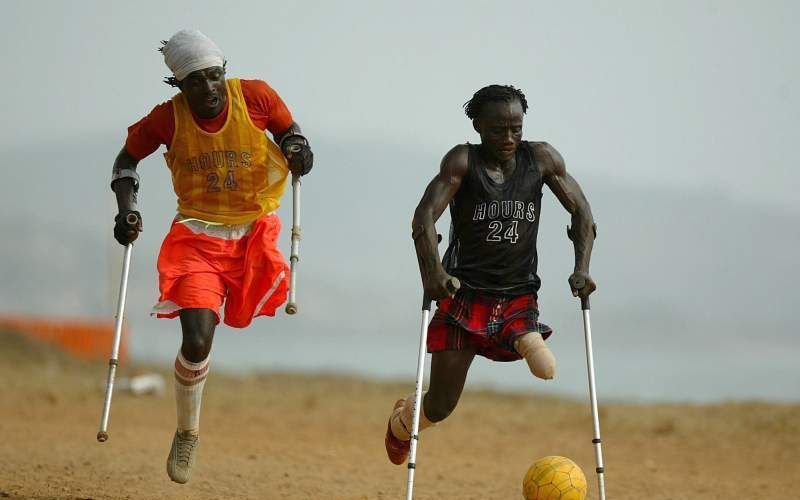 Mannen die hun benen hebben verloren tijdens de burgeroorlog in Sierra Leone spelen een potje voetbal. Foto EPA