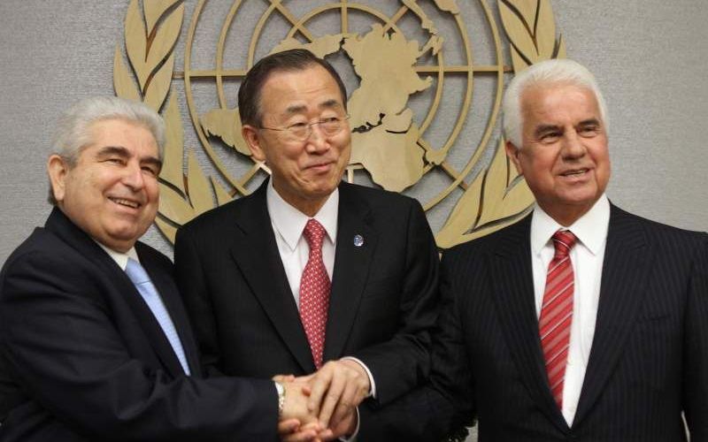 Ban donderdag tijdens overleg met met de Cypriotische president Dimitris Christofias (links) en de leider van Turks-Cyprus Dervis Eroglu (rechts). Foto EPA