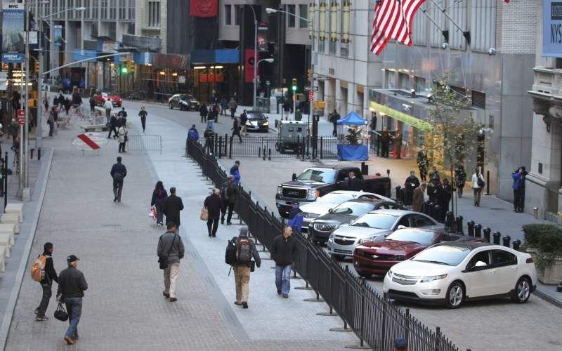 Auto's van General Motors voor de New York Stock Exchange. Foto EPA