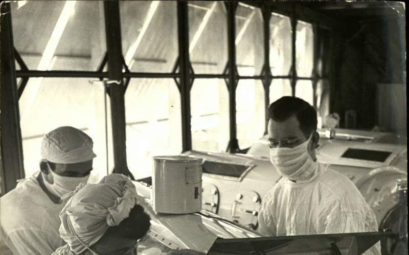 Ook Cantor is met polio besmet. Langdurig ligt hij in het ziekenhuis aan de ijzeren long. Hij revalideert, komt er redelijk bovenop. Maar zijn leven is geruïneerd.beeld LIFE, Alfred Eisenstaedt