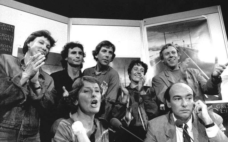 ‘GroenLinks’ volgt de verkiezingsuitslagen tijdens een bijeenkomst in Utrecht in 1989. V.l.n.r.: Andrée van Es, Paul Rosenmöller, Ria Beckers (onder), Pieter Lankhorst, Ina Brouwer en Wilbert Willems. Foto ANP