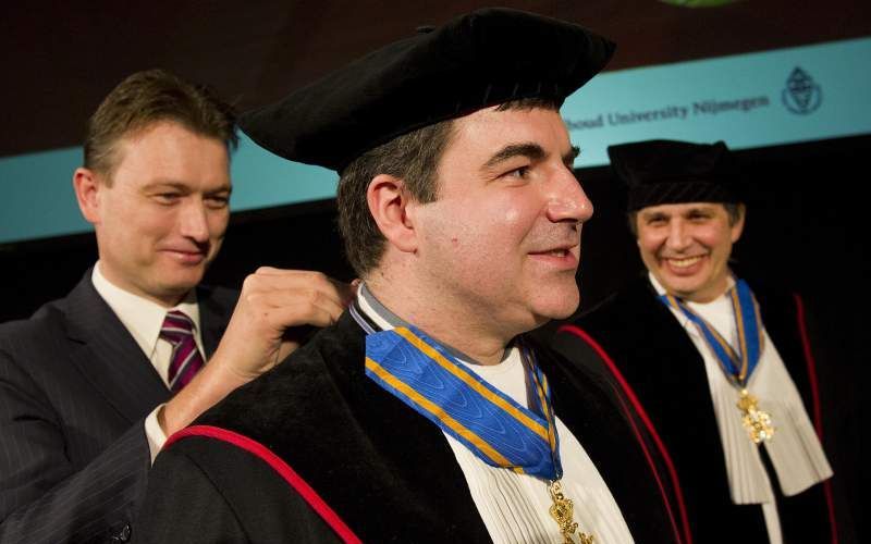 Nobelprijswinnaars Konstantin Novoselov (L) en zijn collega Andre Geim (R) krijgen woensdag een koninklijke onderscheiding omgehangen. Foto ANP