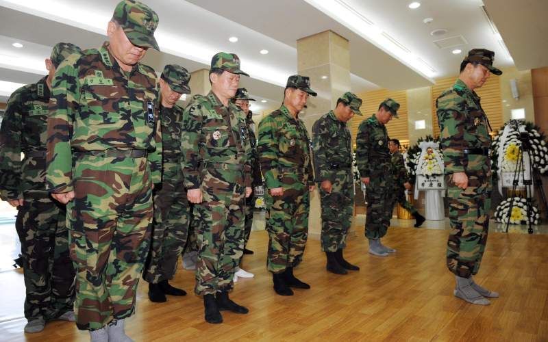 Zuid-Koreaanse soldaten herdenken de doden die vielen bij een aanval van Noord-Korea. Foto EPA