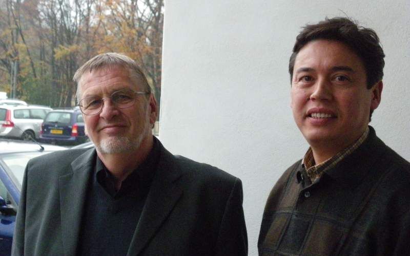 Prof. Paul Wells (l.) en Kim Tran van de Faculté Jean Calvin in Aix-en-Provence. Foto RD