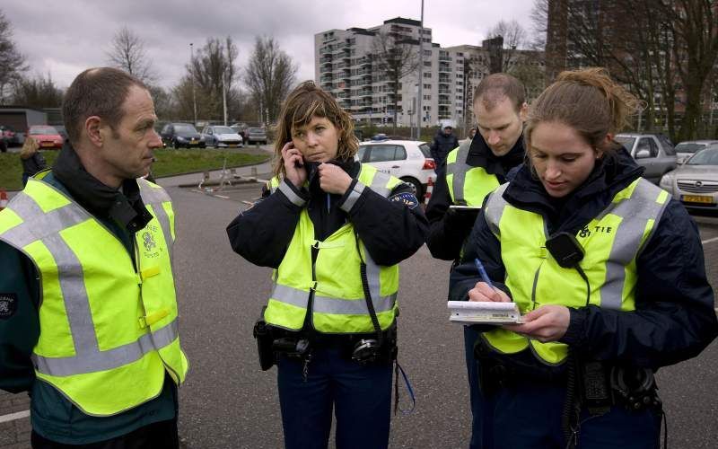 Agenten schrijven bekeuringen uit. Foto ANP