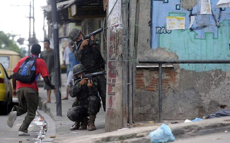 Gevechten tussen het Braziliaanse leger en drugshandelaars. Foto EPA