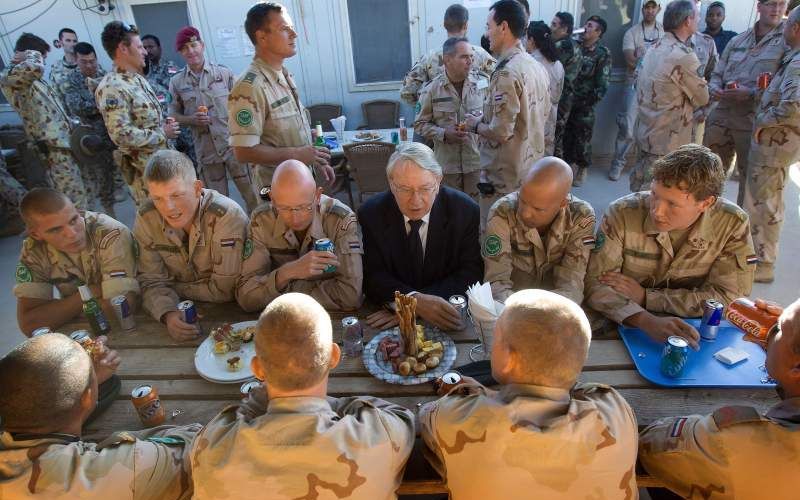 Hillen op bezoek bij Nederlandse militairen in Afghanistan. Foto ANP