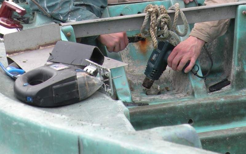 Een van de praktische zaken die thuisonderwijzer Stelma (r.) zijn zoon Bauke aanleert, is het restaureren van een boot. Foto Kor Stelma