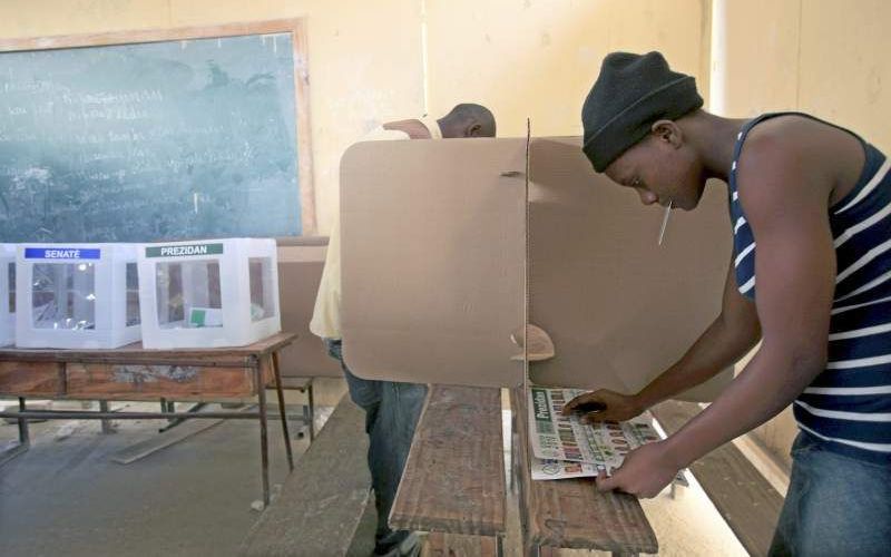 Stemmen tijdens de verkiezingen in Haïti. Foto EPA