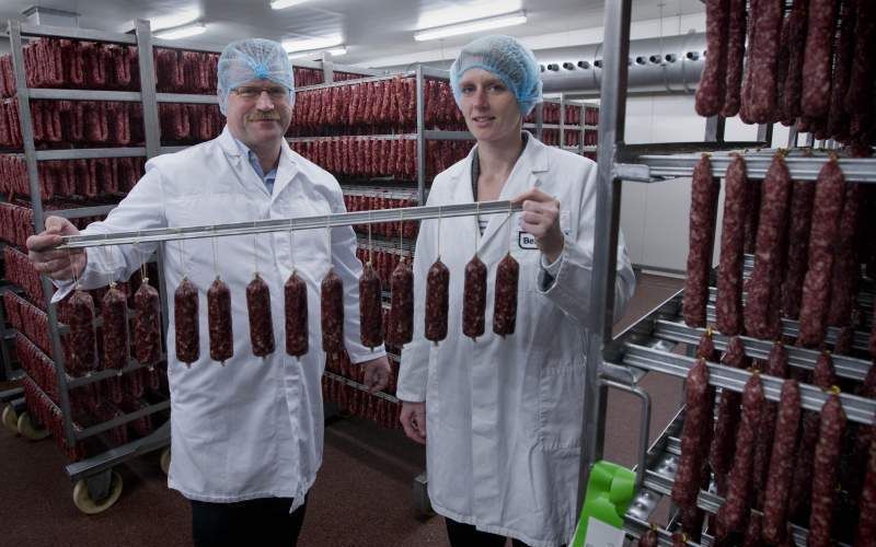 Henk Koster (l.), manager bij worstenmakerij Huls, met zijn collega Margien Huiges (r.) in een van de 25 droogkamers van het bedrijf in het Groningse Vlagtwedde. Foto’s Dennis Beek.