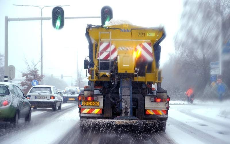 Het zout wordt rijkelijk gestrooid. Foto ANP