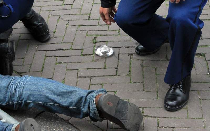 De man die tijdens Prinsjesdag een waxinelichtje naar de Gouden Koets gooide wordt aangehouden door de politie. Foto ANP