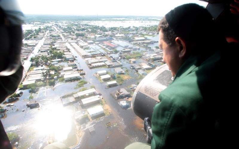 Chavez bekijkt de schade die is ontstaan na het noodweer. Foto EPA