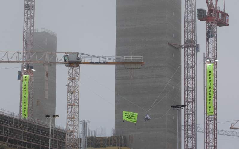 Ongeveer dertig actievoerders van Greenpeace bezetten sinds half acht dinsdagavond de bouwplaats van de nieuwe kolencentrale van energieleverancier Essent in de Eemshaven. Foto ANP