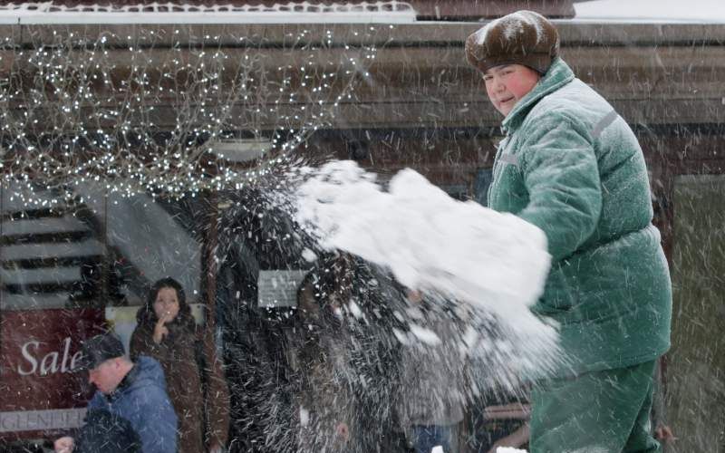 PvdA-Kamerlid Mariëtte Hamer: „Wordt straks de bijstandsmoeder ‘s avonds gebeld om de volgende morgen sneeuw te ruimen?” Foto EPA