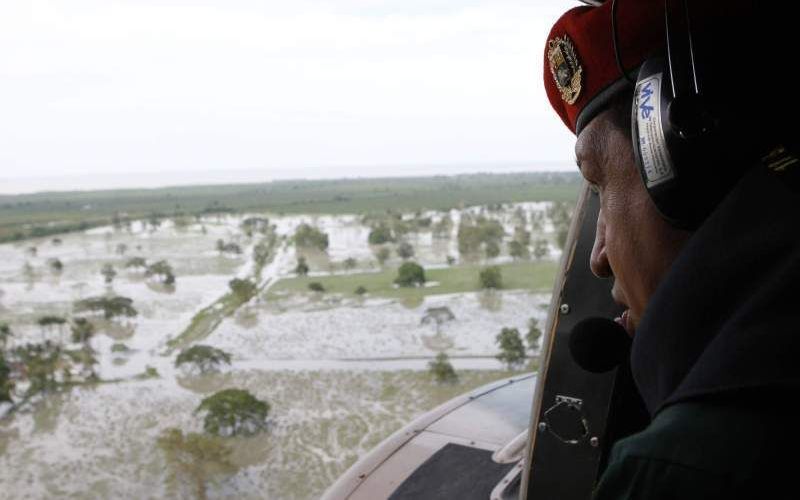 Chavez bekijkt de overstromingen in zijn land. Foto EPA