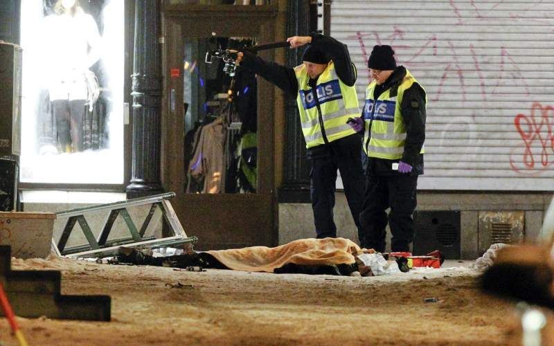 De politie onderzoekt de plaats van de zelfmoordaanslag. Foto EPA