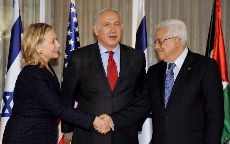 Clinton bemiddelt tussen Netanyahu en Abbas. Foto EPA