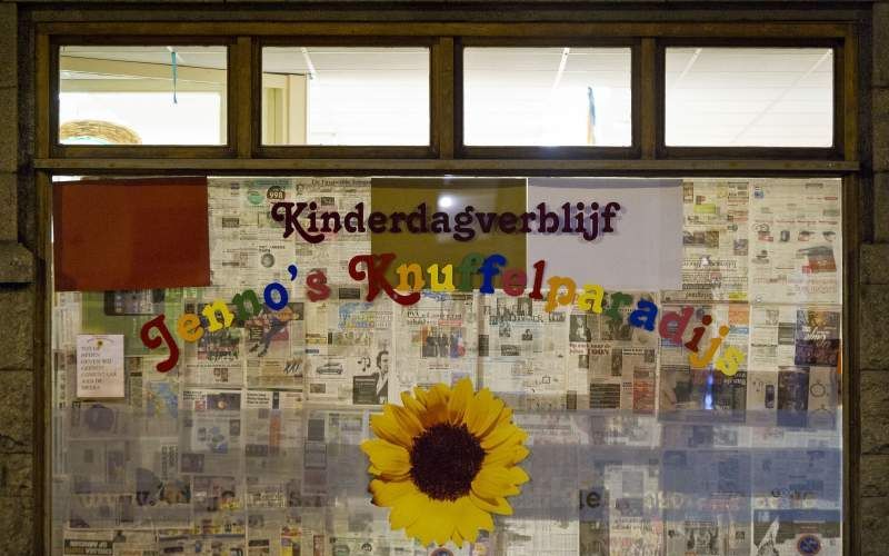 De ramen van kinderdagverblijf Jenno's Knuffelparadijs in Amsterdam zijn maandag afgeplakt. Foto ANP