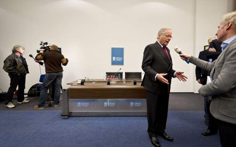 Deetman (R) praat met de pers na afloop van de presentatie van het onderzoeksrapport over seksueel misbruik binnen katholieke instellingen. Foto ANP