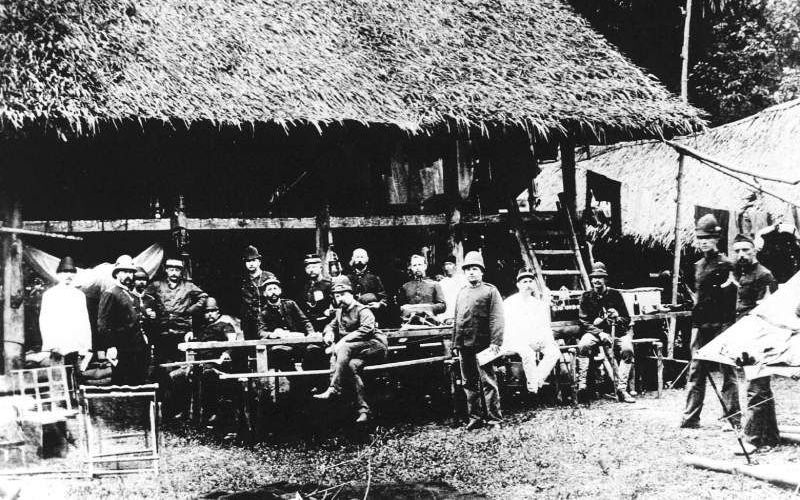 Kolonel J.B. van Heutz (5e v.l.) met zijn staf op expeditie in Atjeh, 1898. Foto ANP