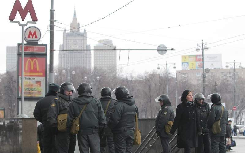 Russische politie houdt een metrostation scherp in de gaten. Foto EPA